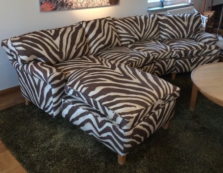 Soffa med divandel omklädd i tyget Tangiers från Ralph Lauren.